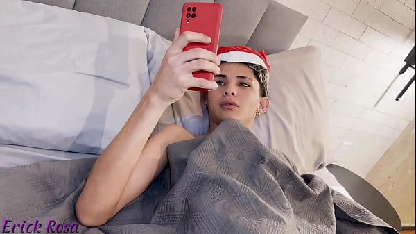 Minha madrasta safada vem me buscar para uma festa de natal e aproveita pra me dar gostoso