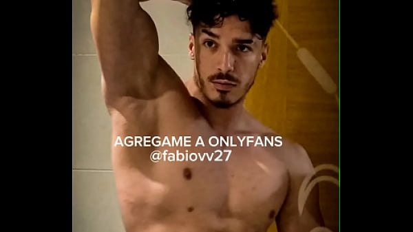 Chico musculoso est&aacute; buscando a alguien  