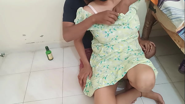 चुदासी मकान मालकिन ने किरायेदार लड़के को दारू पीते हुए पकड़ा फिर उसके बड़ा लण्ड अपनी चूत में लिया