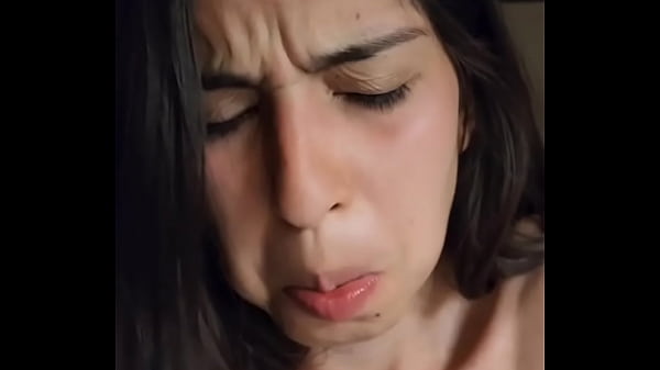 Karol es cogida  por su familiar en viaje familiar  