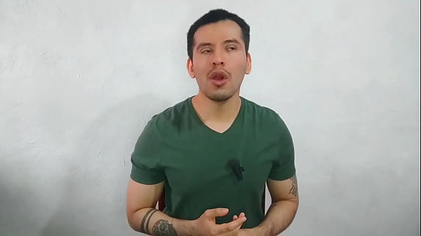 Musculoso activo le mete sus 21cm de vergota en la boca a joven twink en la oficina!  