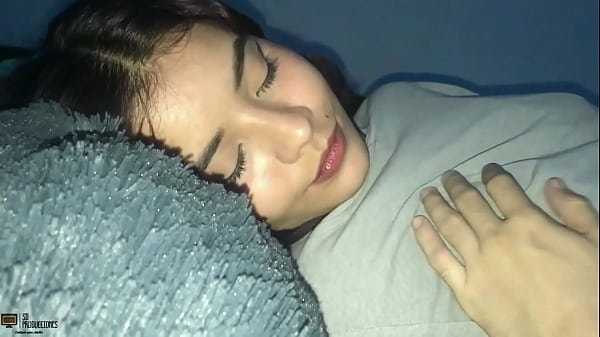 Sexo duro amateur y cachondo de dos hermanastros calientes en casa sola 