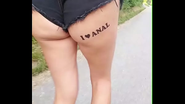 Ich beim Spaziergang mit Ich liebe anal tattoo an meiner Arschbacke
