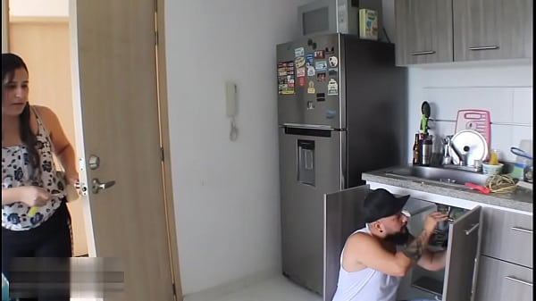 Descubro que mi esposo me es infiel y me desquito Follando con el fontanero que el mismo contrat&oacute; - Porno En Espa&ntilde;ol