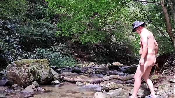 全裸で川遊び～女性二人に見られてしまいました