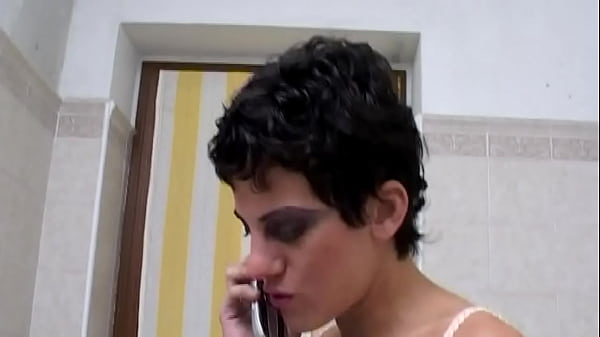 Chiedendo quando suo marito torner&agrave; per scopare il messaggero eccitato 