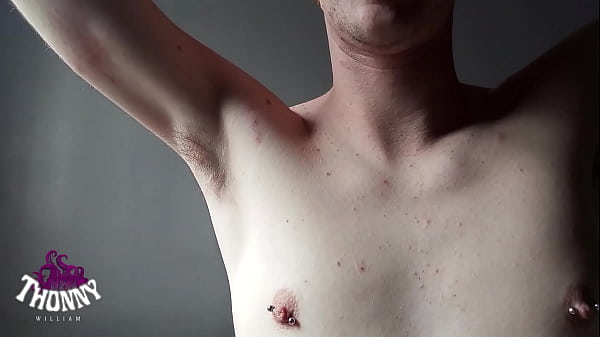 Macho falando putaria e brincando com as axilas  