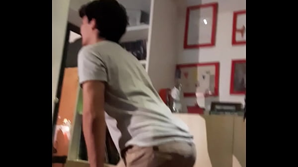 Jovem safadinho fudido pelo irmao Ruben enquanto av&ocirc; v&ecirc; cautelosamente  