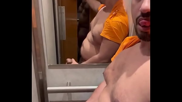 Il est temps de te rendre utile salope ! Tu ne vaux rien tant que tu n&rsquo;as pas vid&eacute; les couilles de ton amant br&eacute;silie ... 