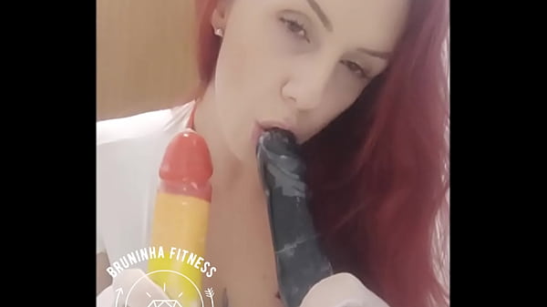 Ruiva safada chupa consolo e provoca f&atilde;s  