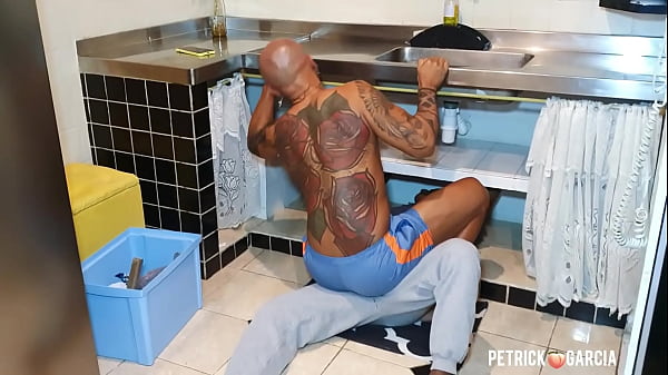 novinho dotado faz servi&ccedil;o no lugar do pai  