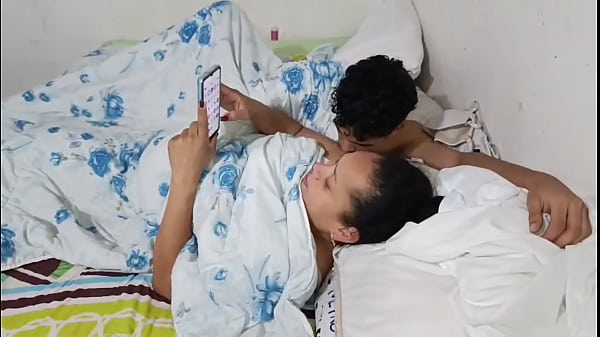 comparto cama con mi hijastro no aguantamos y termino metiendo su gran polla y mi co&ntilde;o caliente y apretado y me deja su semen en la vagina