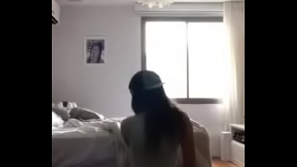 Morena gostosa fazendo twerk