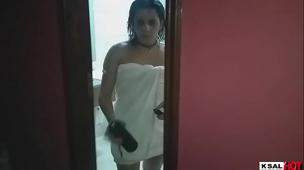 A deliciosa da Danny hot da a buceta para geral da equipe  durante o banho, e goza pra caralho 