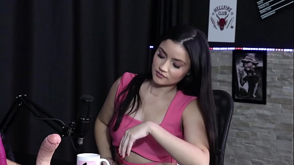 Safada tira a roupa, mostrando seus peitos e a buceta depois de fazer um boquete e dizer que gosta de transar de 4 - Karen Gon&ccedil;alves (SHEER/RED)