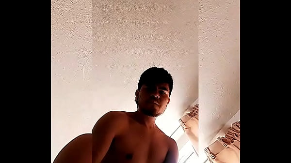 EXHIBICIONISTA MUESTRA SU VERGA EN LA VECINDAD PARA QUE SUS VECINOS HOMBRES LO VEAN GOZAR SU PENE