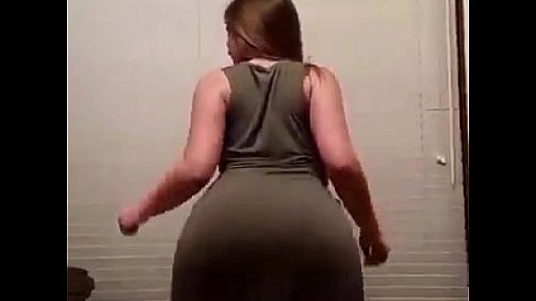 esta chica si mueve las nalgas