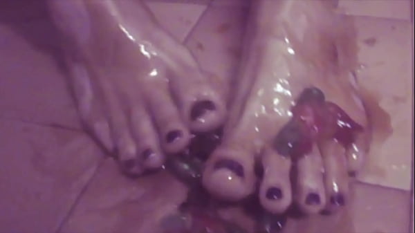 TRAILER DA NINFETA COM OS PEZINHOS LAMBUZADOS  