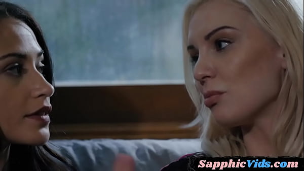 Les beauty anally toyed during cunnilingus in sapphic duo