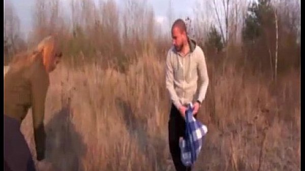 Cogiendome a esta peliroja en un dia de campo que delicioso culo tiene