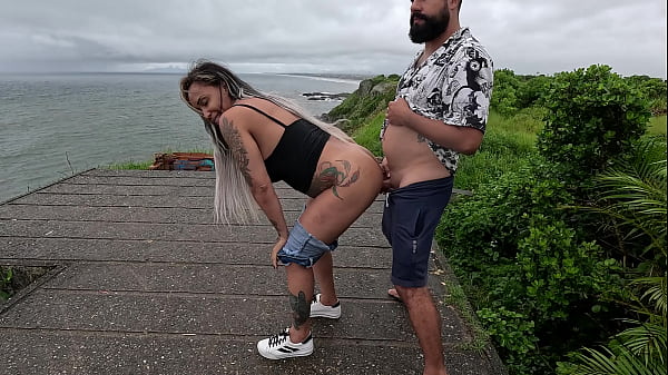 Menage em P&uacute;blico: Eu Comendo a Buceta da Amiga Enquanto Nicoly Tirou o Leitinho do Cara