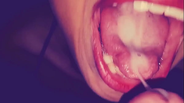 Mi hermanastra me da una sensual chupada de verga y me corro en su boquita sexy