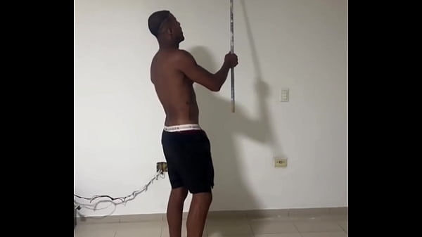 Fui pintar a casa do meu amigo , e botei ele pra mamar