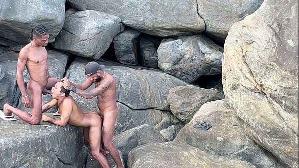 Acabei vendo esses dois na maior putaria na praia, e acabei n&atilde;o resistindo em observar e me juntei a eles . Demos 2 leitadas no rabo do puto e ainda pediu leite na boca e tomou tudo . 