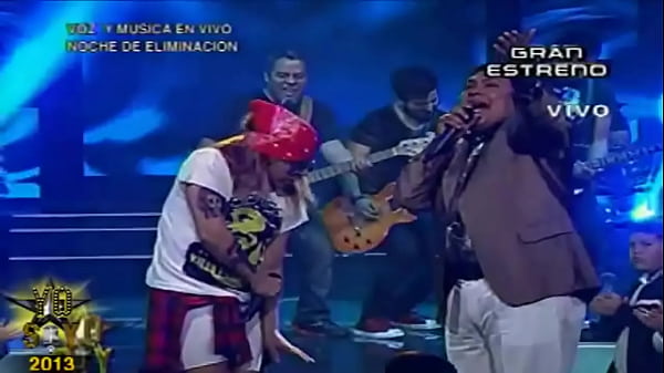 Rubia de gran melena la toca junto a bbw