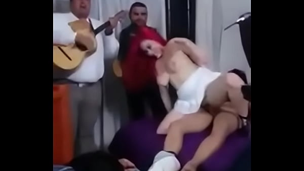 Cogiendo al ritmo de mariachi