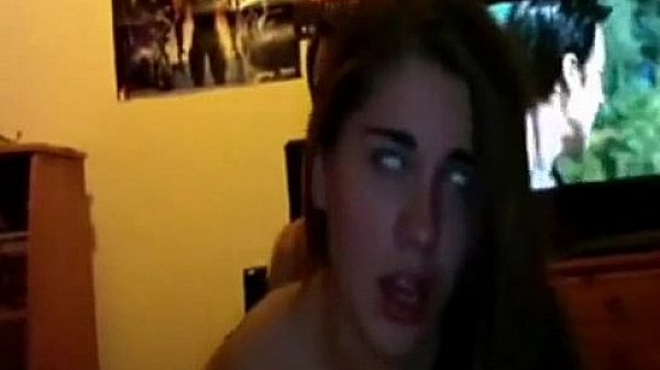 chica pone los ojos en blanco