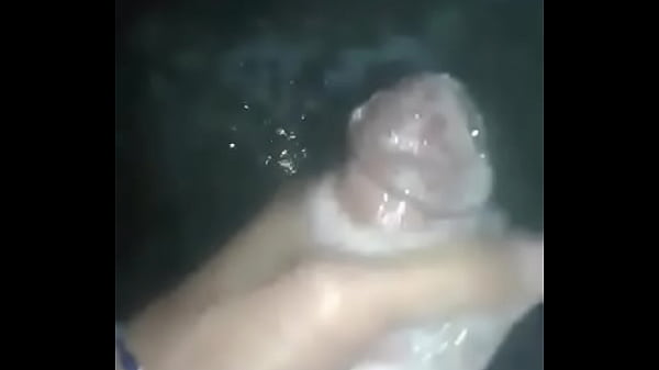 Masturbandose en el ba&ntilde;o