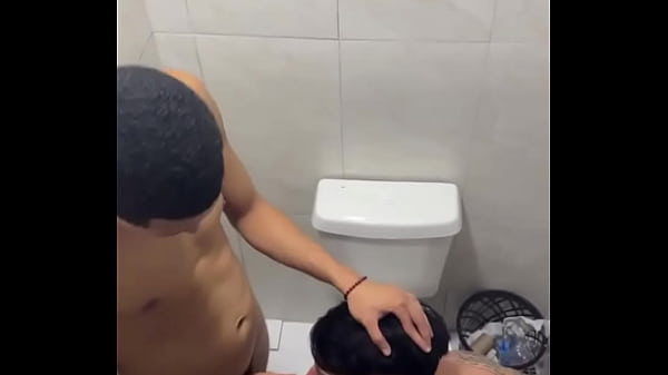 Flagra mamando h&eacute;tero dotado no banheiro da balada.