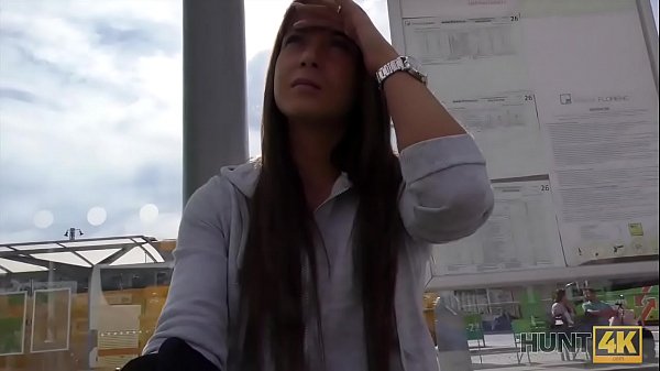 HUNT4K. Si su novio no tiene dinero, su beb&eacute; Angella Christin deber&iacute;a vender un cuerpo sexy