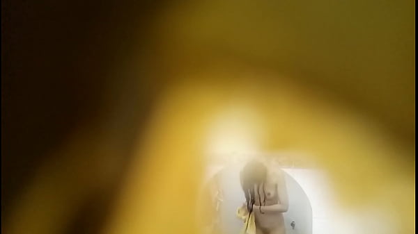 Quay l&eacute;n chị kế ph&ograve;ng trọ tắm