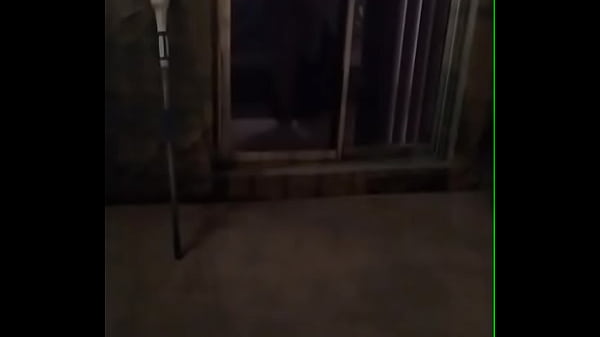 Desvistiendome y ense&ntilde;ando tanga  