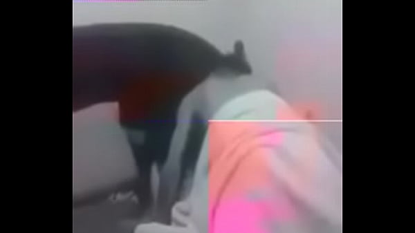 Se apretaba su calz&oacute;n pero se laMet&iacute;