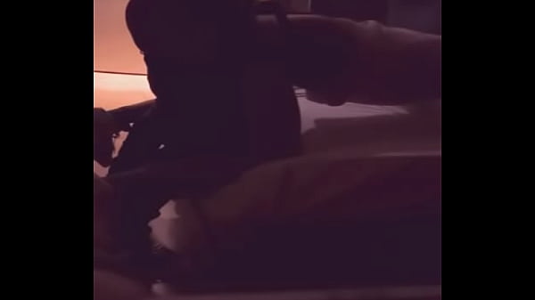 recibo al repartidor de pizza en cuatro en la cama y le doy propina para que me folle