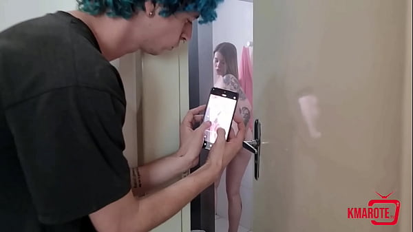 Dois amigos comendo a amiga gostosa depois de espiar ela no chuveiro