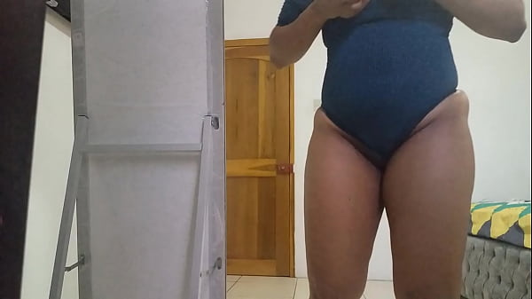 La puta de la Hijastra se le sale un orgasmo al frente del espejo, esas tetas le brincan sin parar, y su co&ntilde;o mojado.  