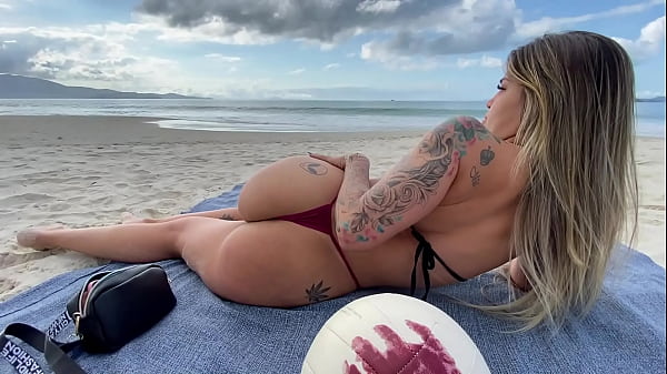 Mostrei o peitinho pra ele na praia em Floripa, ele ficou de pau duro e eu chupei bem gostoso | Assista completo no SHEER