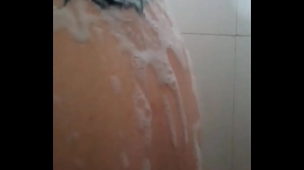 Gordita ba&ntilde;andose