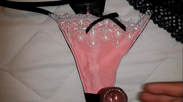 Mucho semen en la tanga de mi compa&ntilde;era
