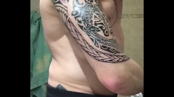 Mec tatou&eacute; grosse queue dans la douche  