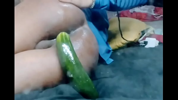 Este pepinote esta muy peque&ntilde;o mi culo pide algo mucho m&aacute;s grandeme hace falta un pitote 