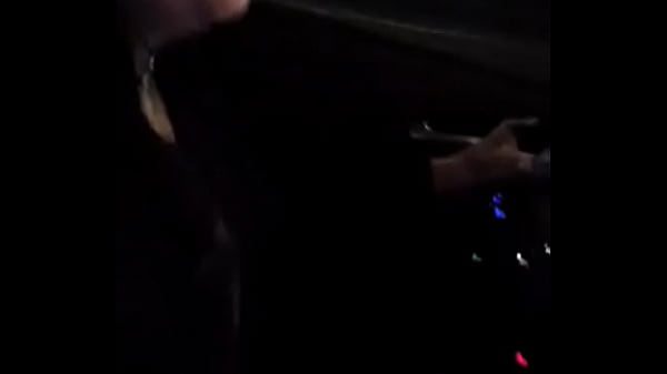 Siririca no carro (dirigindo)