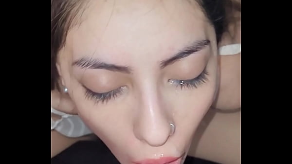 Hermanastra toma una siesta y no aguant&eacute; las ganas