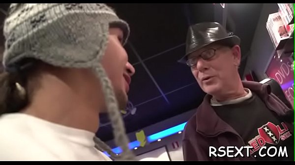 Horny babe gives sexy blowjob 