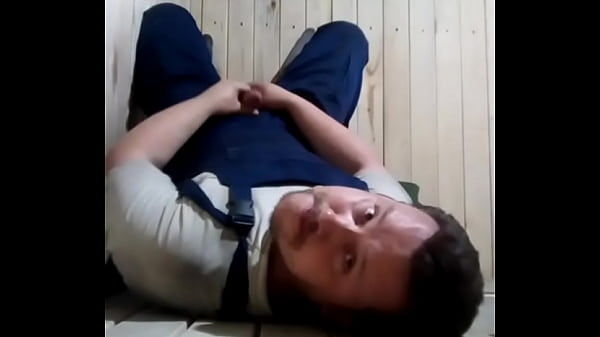 Гей с маленьким членом смог кончить себе на лицо 