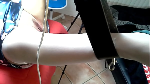 Fisting vaginale con guanti in lattice ed il pugno che gira fino all orgasmo  